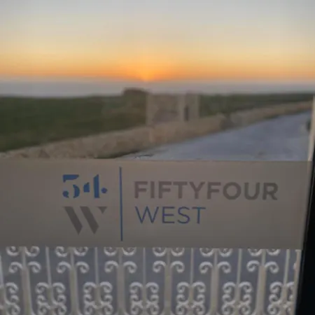 Fiftyfour West Boutique Living Acomodação com café da manhã Għarb Exterior foto